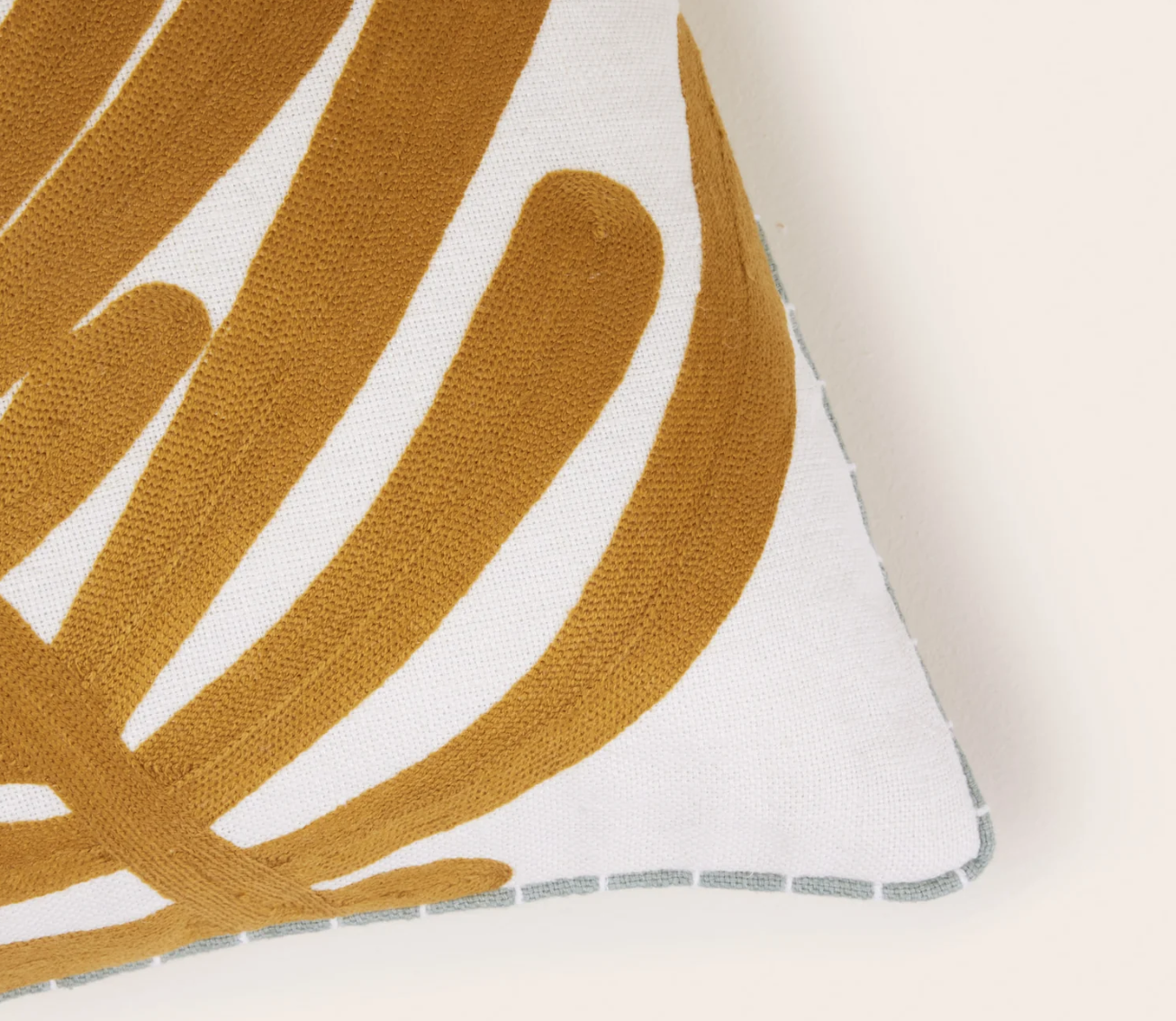 Housse de coussin Tropie ecru et moutarde 2